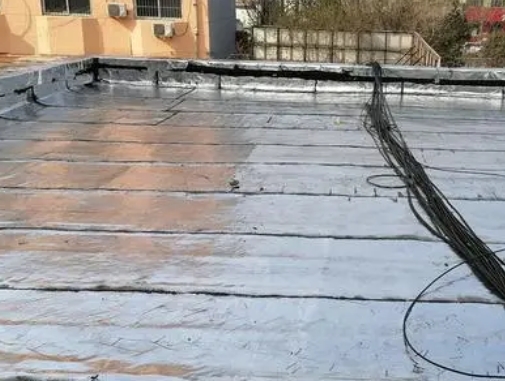 夷陵卫生间漏水维修公司分享下夷陵屋面楼顶防水刚性防水层施工要点。
